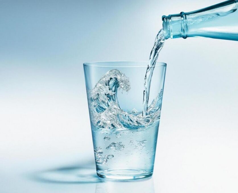 Під час питної дієти потрібно випивати велику кількість чистої води
