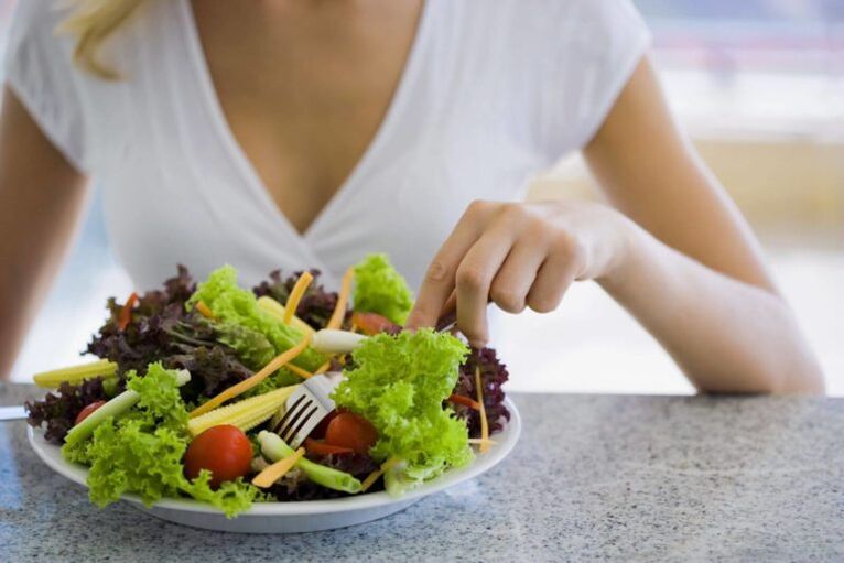 вживання овочевого салату на улюбленій дієті